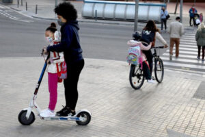 ¿Puedes llevar un pasajero en tu patinete eléctrico? Resolvemos todas las dudas