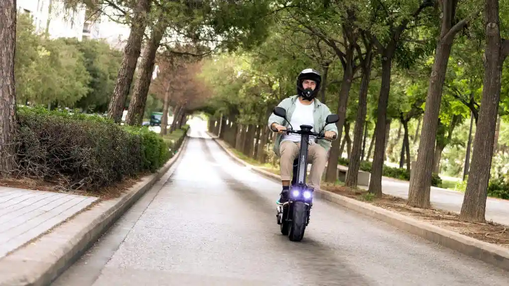 conduciendo el cecotec makalu pro